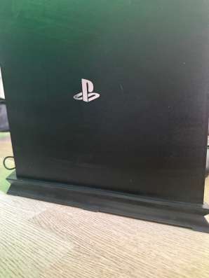 Продаю PlayStation 4 Pro в Красноярске