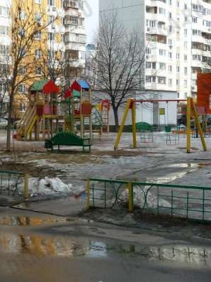 Продам четырехкомнатную квартиру в Москве. Этаж 4. Дом панельный. Есть балкон.