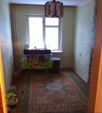 Продам двухкомнатную квартиру в Подольске. Жилая площадь 42 кв.м. Этаж 3. Дом панельный.