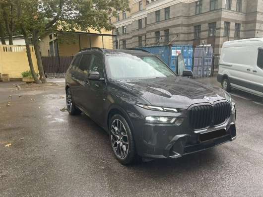 кроссовер BMW X7 / 2024