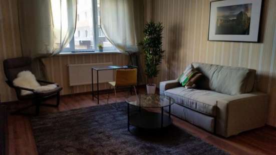 Продам однокомнатную квартиру в Серпухове. Жилая площадь 49 кв.м. Этаж 3. Дом монолитный.