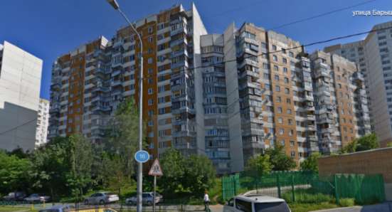 Продам трехкомнатную квартиру в Москве. Жилая площадь 74 кв.м. Этаж 3. Дом панельный.