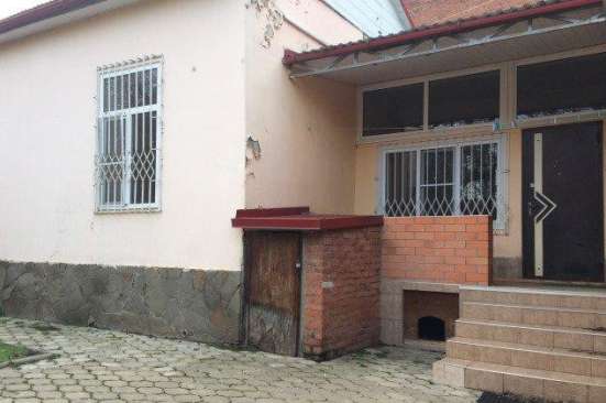 Продам многомнатную квартиру в Краснодар.Жилая площадь 100  кв.м.Этаж 1.Дом кирпичный.