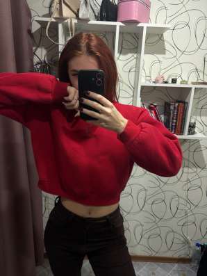 Свитшот красный укороченный