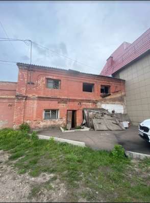 Здание в проходном месте с землёй в Канске