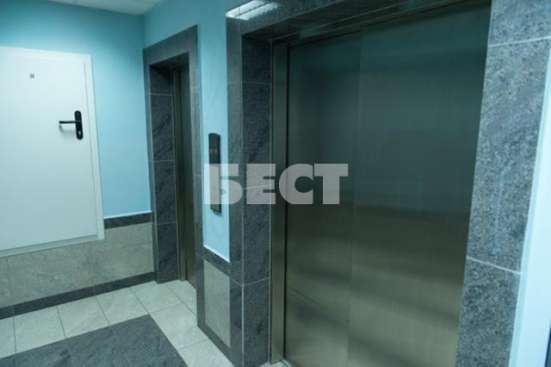 Продам трехкомнатную квартиру в Москве. Жилая площадь 87 кв.м. Дом монолитный. Есть балкон.