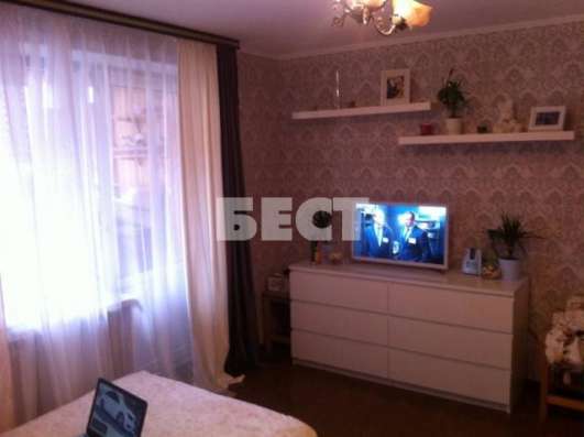 Продам трехкомнатную квартиру в Подольске. Жилая площадь 86 кв.м. Этаж 2. Дом кирпичный.