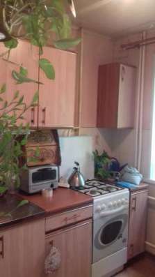 Продам двухкомнатную квартиру в Коломне. Жилая площадь 45 кв.м. Этаж 1. Дом панельный.