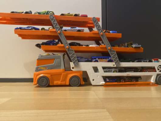 Hot wheels 48 шт + машина для хранения (на фото)