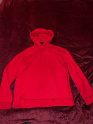 Ярко-красное худи Stradivarius Basics (размер S)