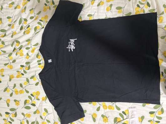 футболка бренда stussy