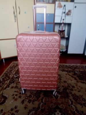 Продам чемодан женский