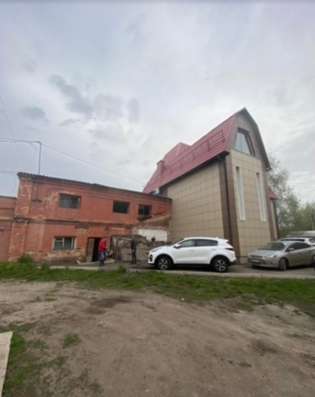 Здание в проходном месте с землёй