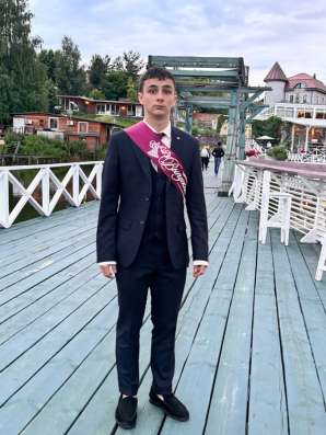 Продам костюм тройка на мальчика 150-170 рост