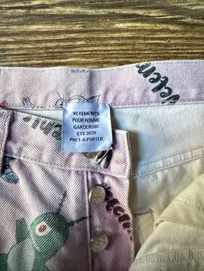 джинсы VETEMENTS в Тюмени
