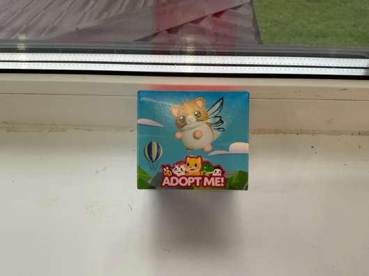 Продаю фигурку из Макдоналдса adopt me