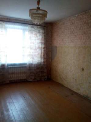 Продам трехкомнатную квартиру в Воскресенске. Жилая площадь 70 кв.м. Дом панельный. Есть балкон.