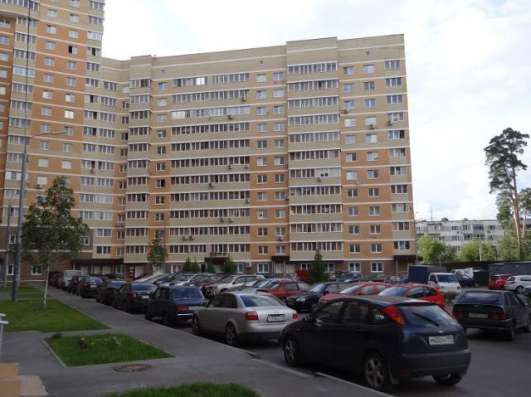 Продам трехкомнатную квартиру в Раменское. Этаж 8. Дом монолитный. Есть балкон.