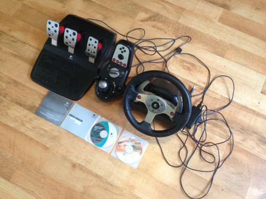 Продам игровой руль Logitech G25