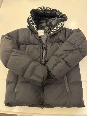 Продам пуховик Moncler