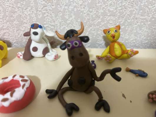 Маленькая корова из пластилина