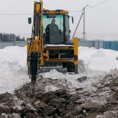 Расчистка снега экскаватором-погрузчиком JCB