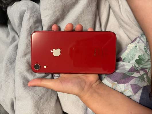 iPhone XR красного цвета