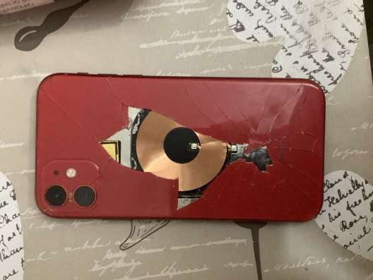 Телефон iPhone 11 , сломан и нужен ремонт в Анапе