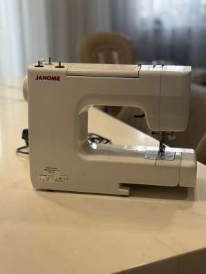 Продается швейная машинка Janome в Москве