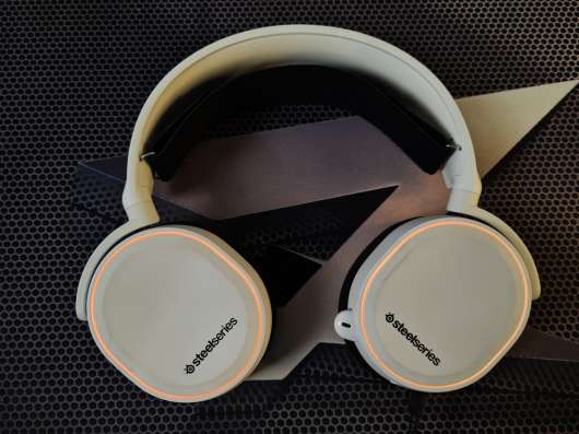 Игровые наушники SteelSeries Arctis 5
