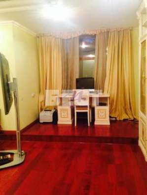 Продам четырехкомнатную квартиру в Москве. Жилая площадь 198 кв.м. Этаж 3. Есть балкон. в Москве