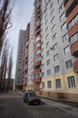 Продам однокомнатную квартиру в Воронеже. Жилая площадь 41,65 кв.м. Этаж 10. Есть балкон.