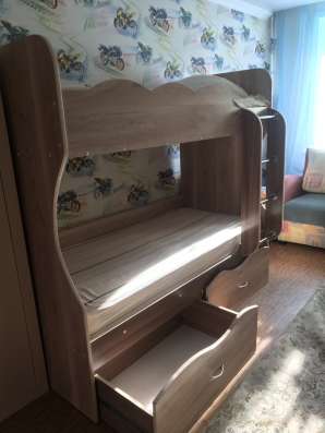 Продам двухъярусную кровать с матрасами в Чите