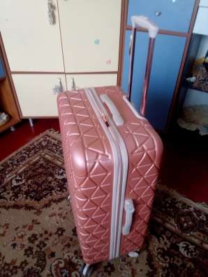 Продам чемодан женский