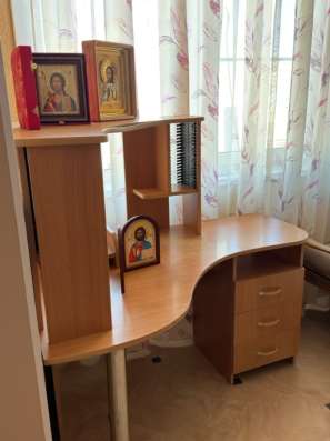 Письменный стол деревянный для школьника в Хабаровске