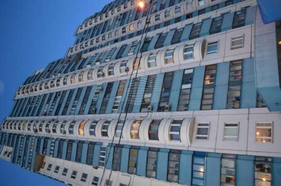 Продам однокомнатную квартиру в Москве. Жилая площадь 43 кв.м. Этаж 18. Есть балкон.