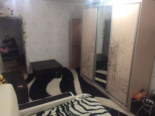 Продам однокомнатную квартиру в Краснодаре. Жилая площадь 42 кв.м. Этаж 3. Дом монолитный.