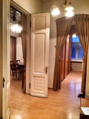 Продам многомнатную квартиру в Москве. Жилая площадь 148,50 кв.м. Этаж 2. Дом кирпичный.
