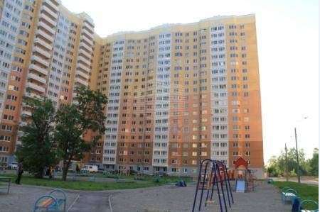 Продам трехкомнатную квартиру в Москве. Этаж 17. Дом кирпичный. Есть балкон.