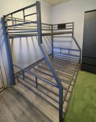 Продам двухъярусную кровать (лестница в комплекте)