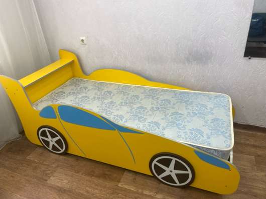 Детская кровать машина