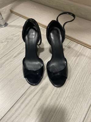 Лакированные босоножки Zara Basic на устойчивом каблуке