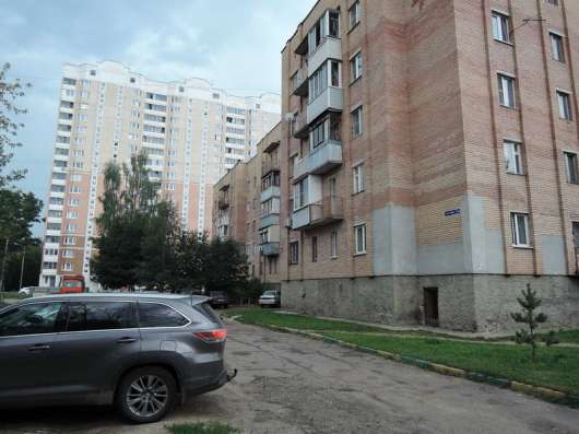 Продам трехкомнатную квартиру в Павловский Посад.Жилая площадь 65  кв.м.Этаж 1.Дом кирпичный. в Павловском Посаде