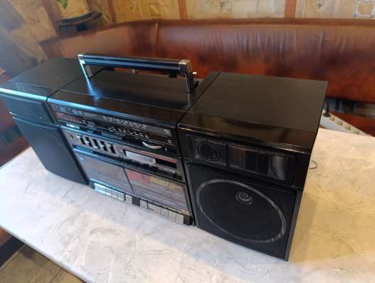 Магнитола, магнитофон Sanyo C-40 блестит в Москве
