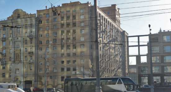 Продам трехкомнатную квартиру в Москве. Жилая площадь 78 кв.м. Дом кирпичный. Есть балкон.
