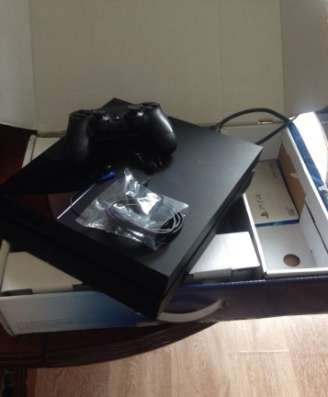 игровую приставку  PlayStation 4