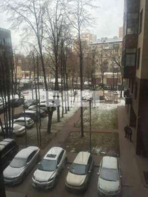 Продам двухкомнатную квартиру в Москве. Жилая площадь 96 кв.м. Этаж 3. Дом монолитный.
