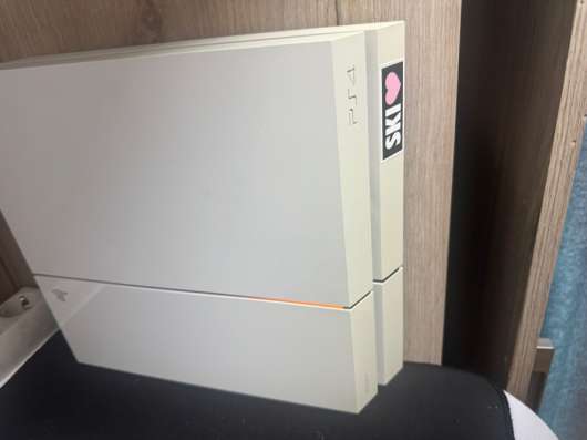 Продам PS4 в Салехарде