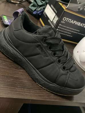 Продам кроссовки новые