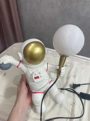 Светильник космонавт